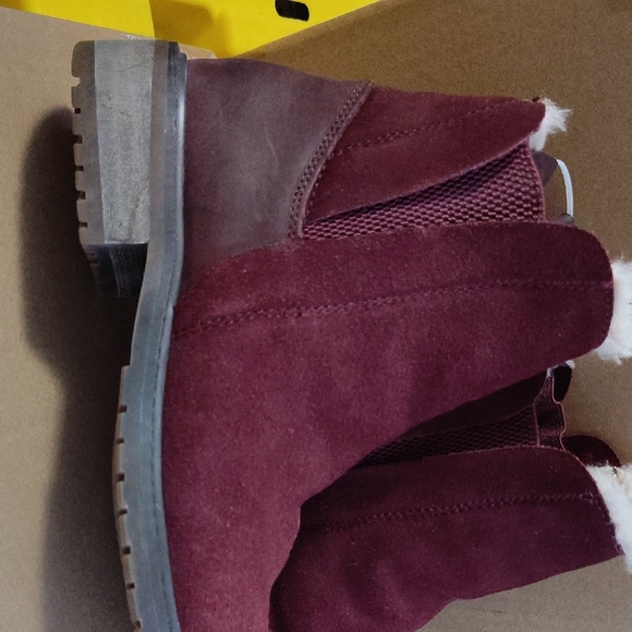 Emu Suede Australia Red Winter Boots with Cozy Lining - Picture 7 of 8